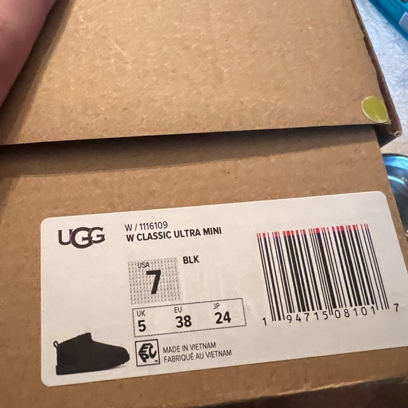 New with tags box UGG Ultra mini- size 7 - Picture 3 of 3